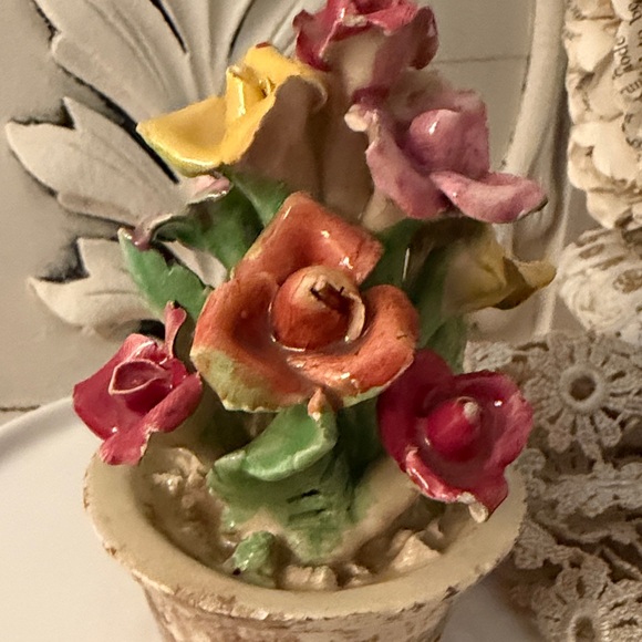 Majolica Mini Potted Roses - Picture 5 of 13